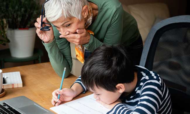 Grossmutter und Enkel an den Hausaufgaben