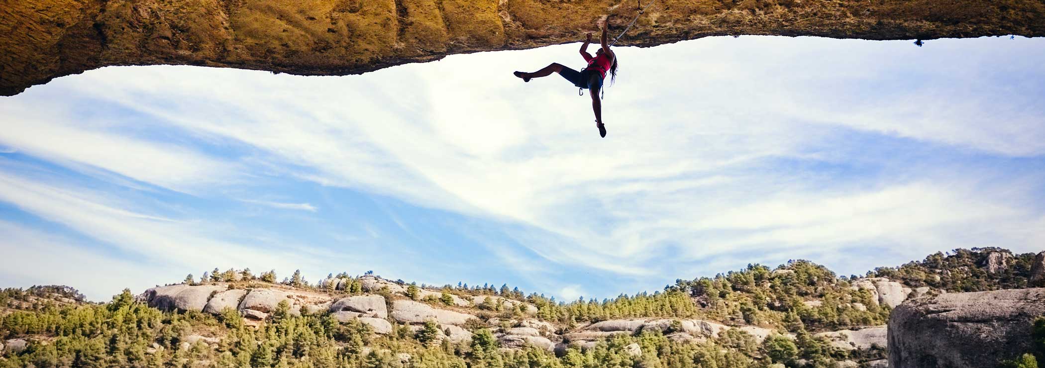 Risikomanagement: Kletterer hängend im Überhang