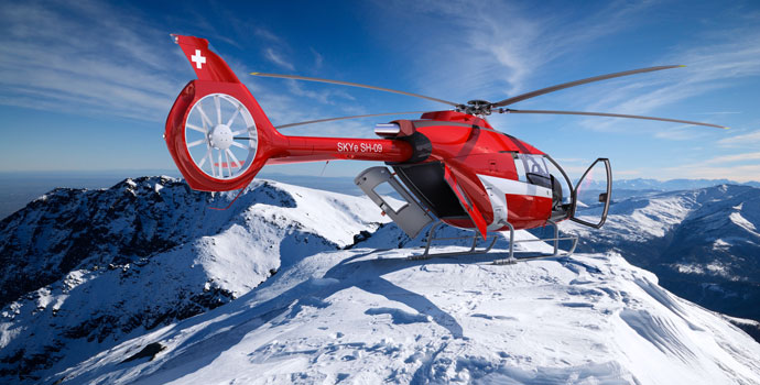 Helikopter auf Schneegipfel