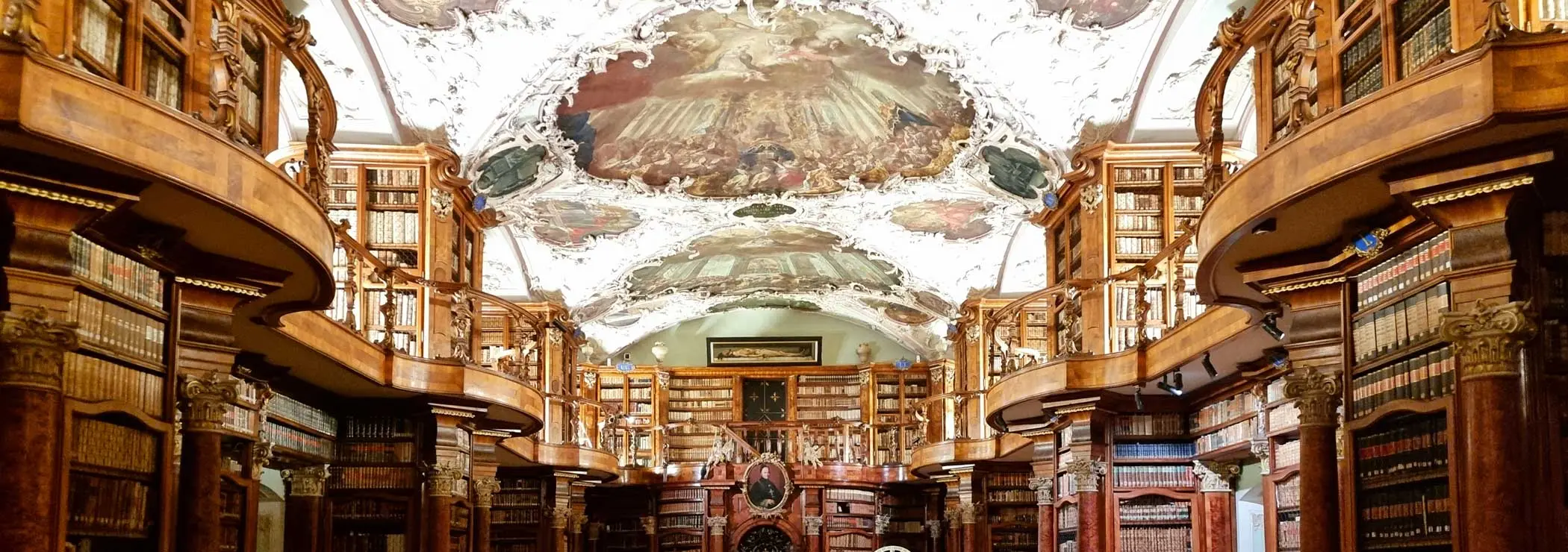 Bücherregale und Decke der barocken Bibliothek