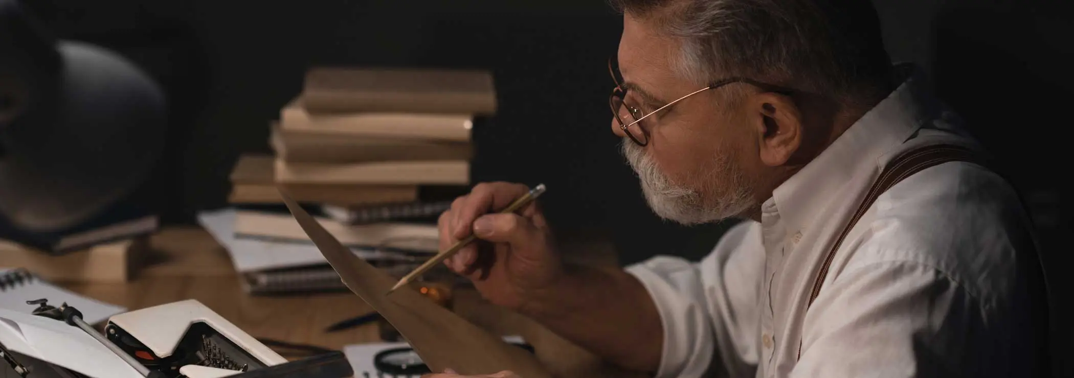 Ein Autor korrigiert mit Bleistift