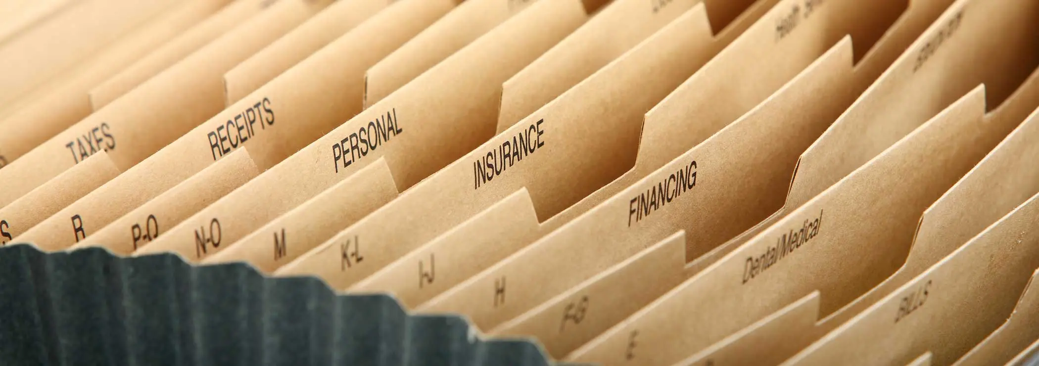 Faltmappe mit beschrifteten Fächern