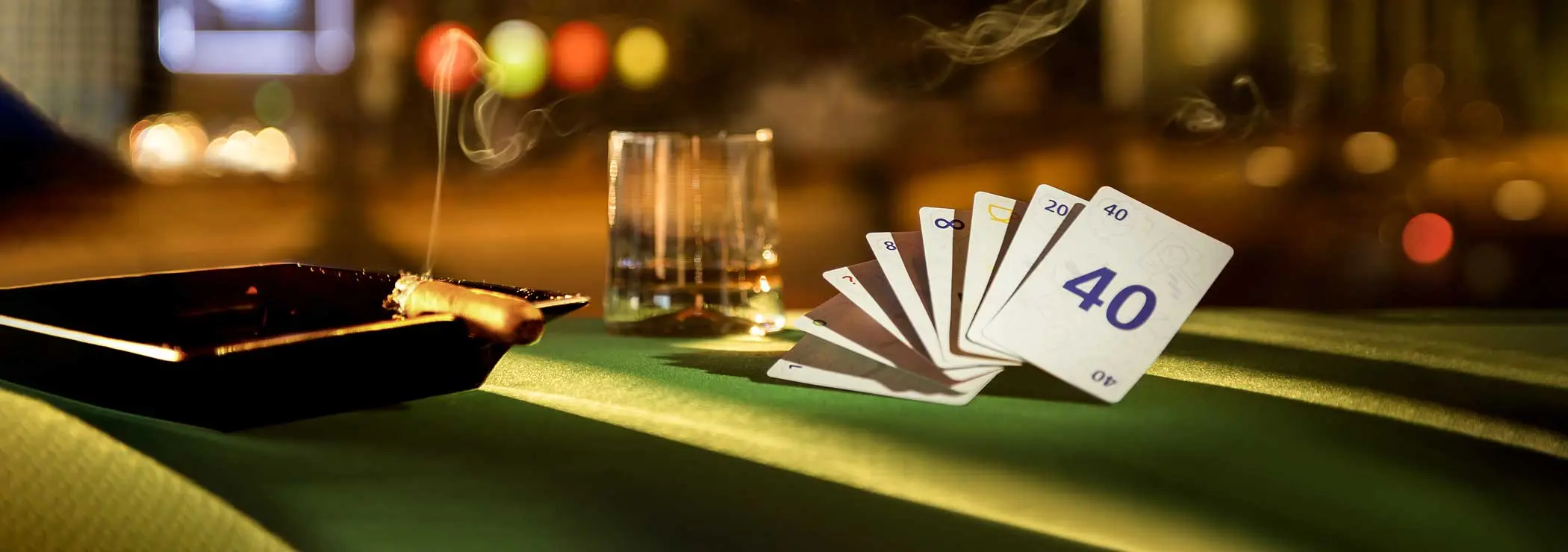 Planning Poker Spiel am Pokertisch