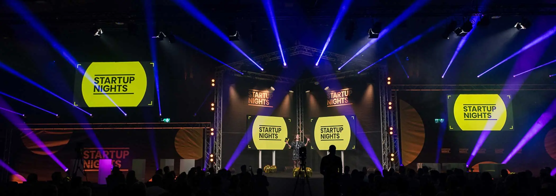 Bühne mit blauen Lichtern