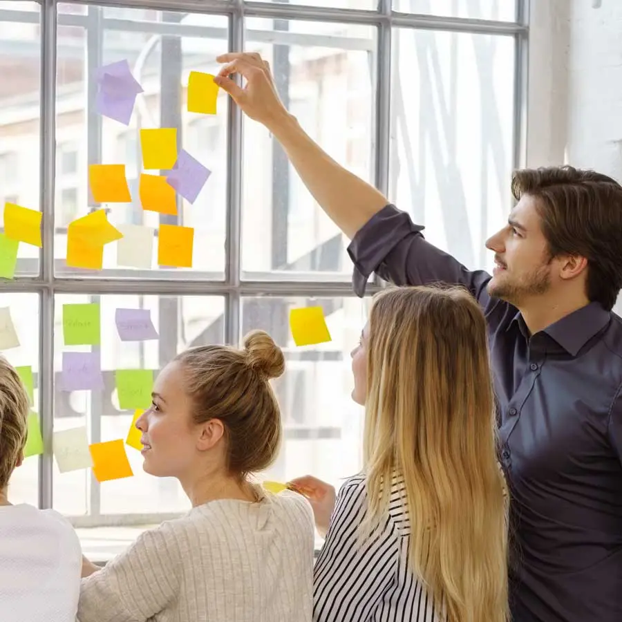 Management Beratungs-Workshop mit Notizen am Fenster