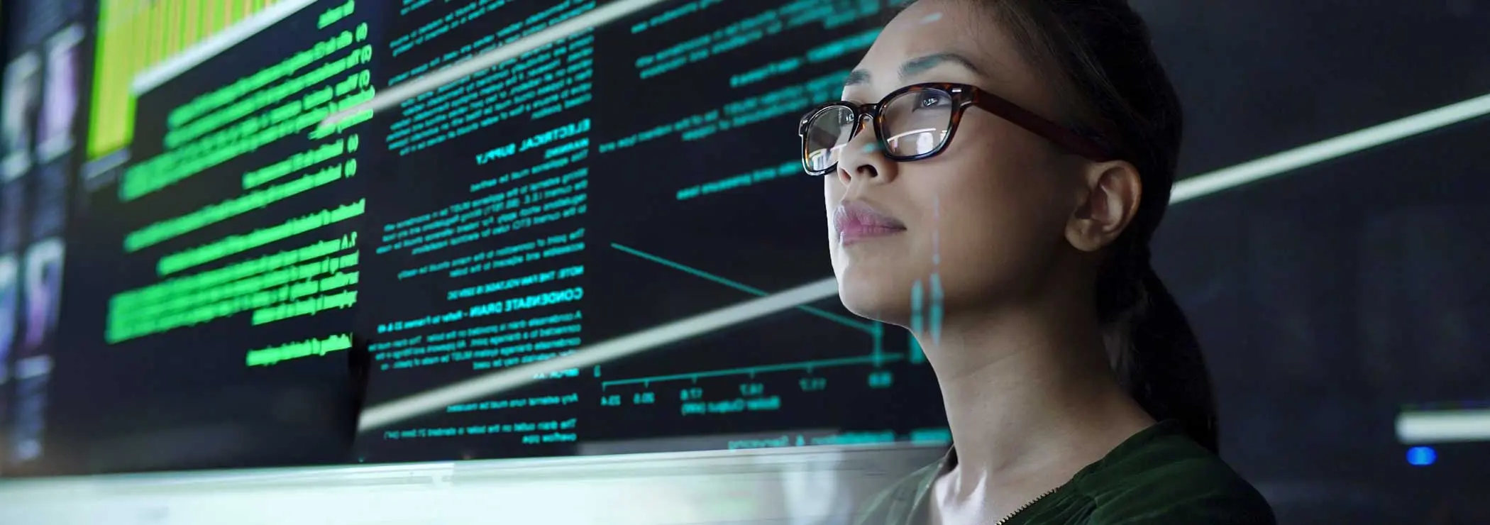 Frau schaut Software Code an