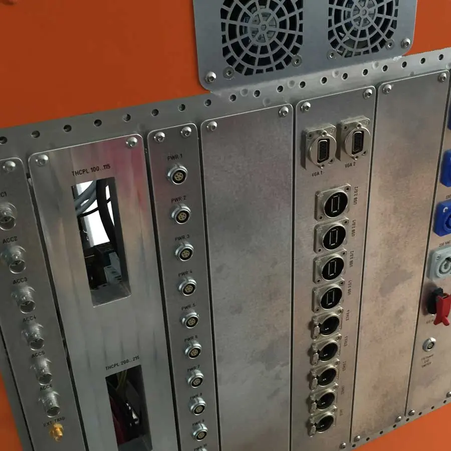 [Translate to English:] Flugtestinstrumentierung: orFlight test instrumentation: orange electronics box with measurement and recording devices for flight testsange Elektronikbox mit Mess- und Aufzeichnungsgeräten für Flugtests