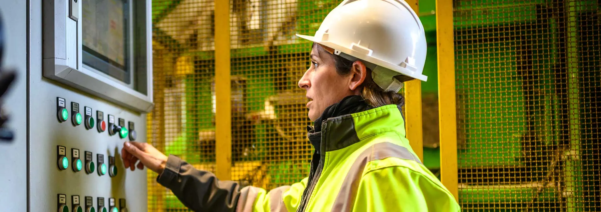 Arbeiterin überwacht industrielle Steuerungssysteme