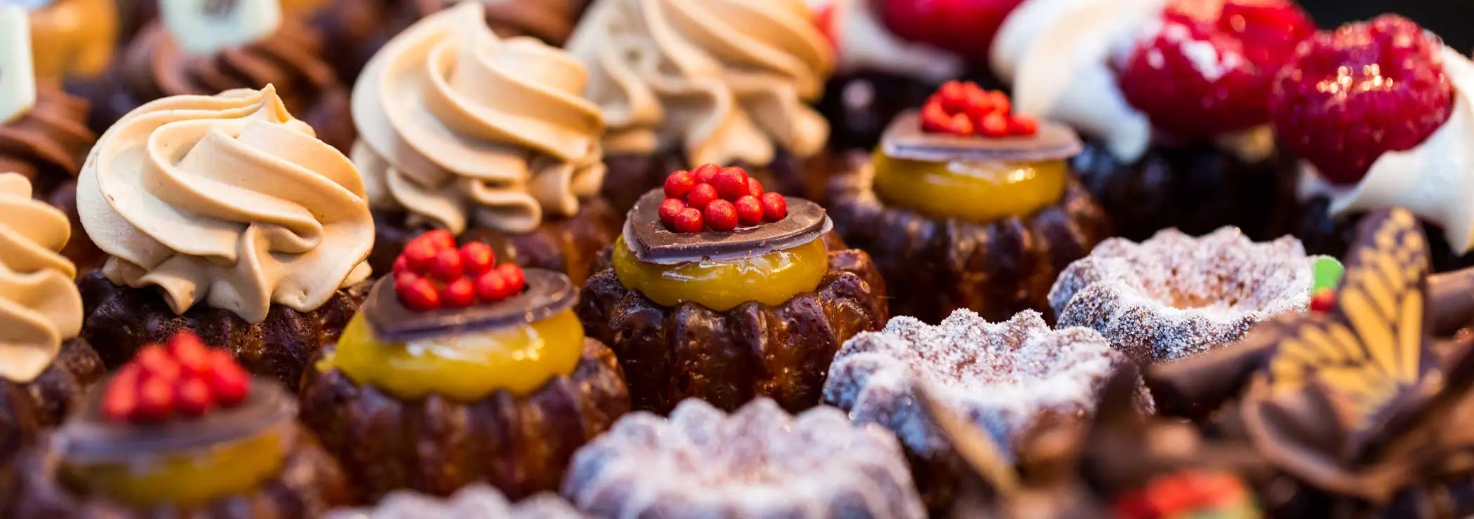 Ein Angebot an verschiedenen Cupcakes