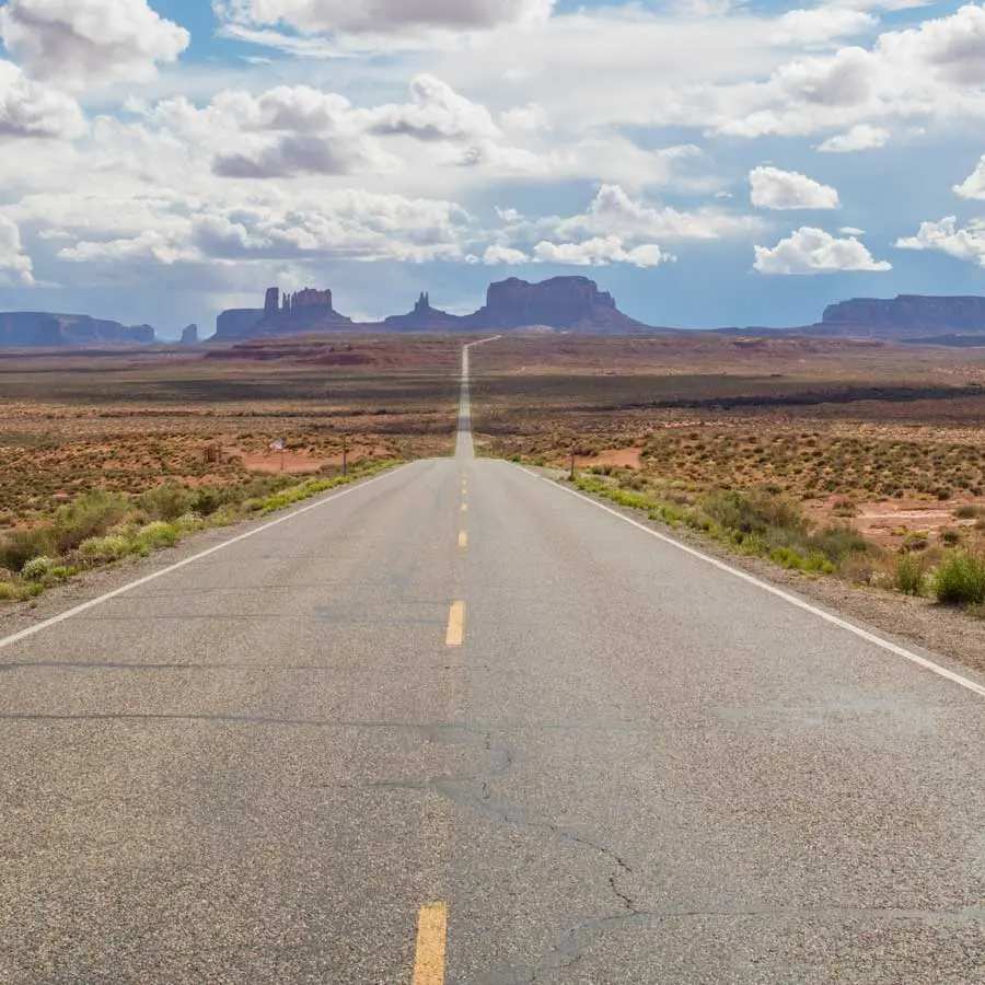 Road that becomes narrower and narrower towards the horizon