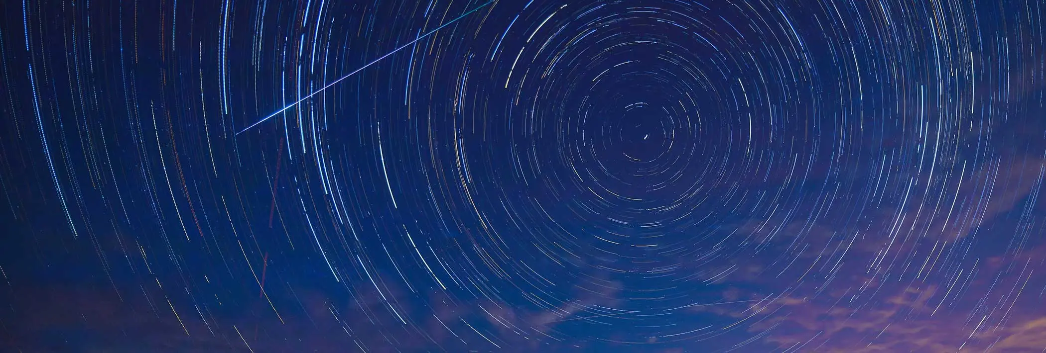 Nachthimmel mit Sternenbahnen
