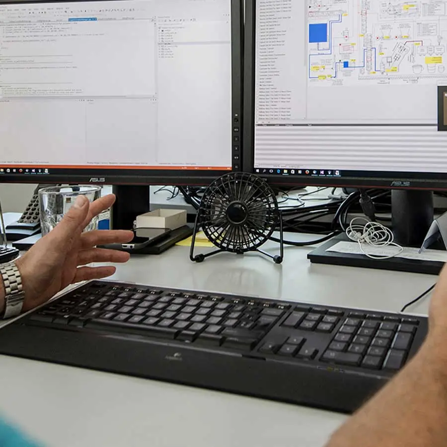 Ingenieur at the screen