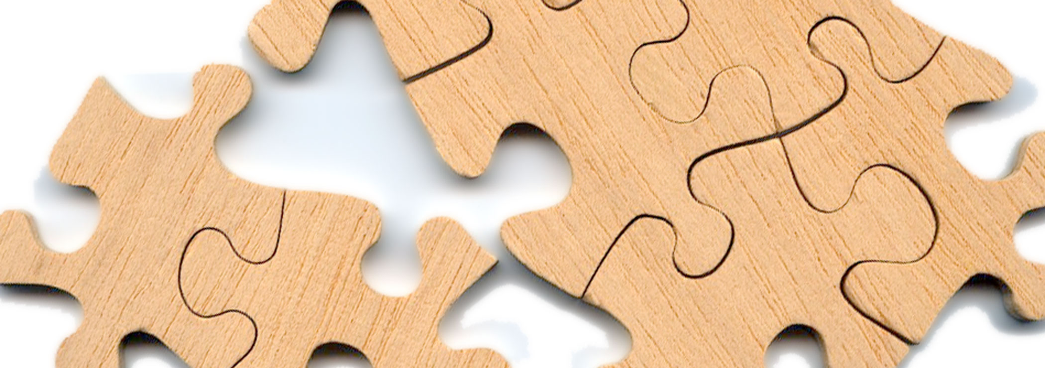 Puzzle Einzelteile und teilweise zusammengesetzt