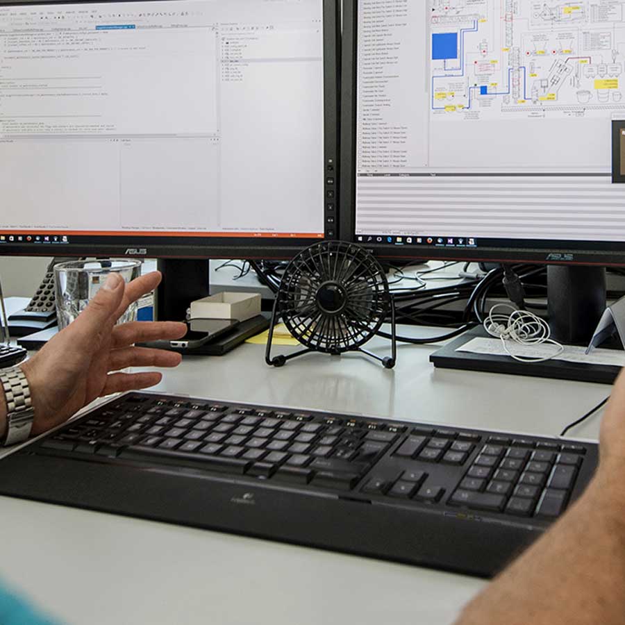 Ingenieur at the screen