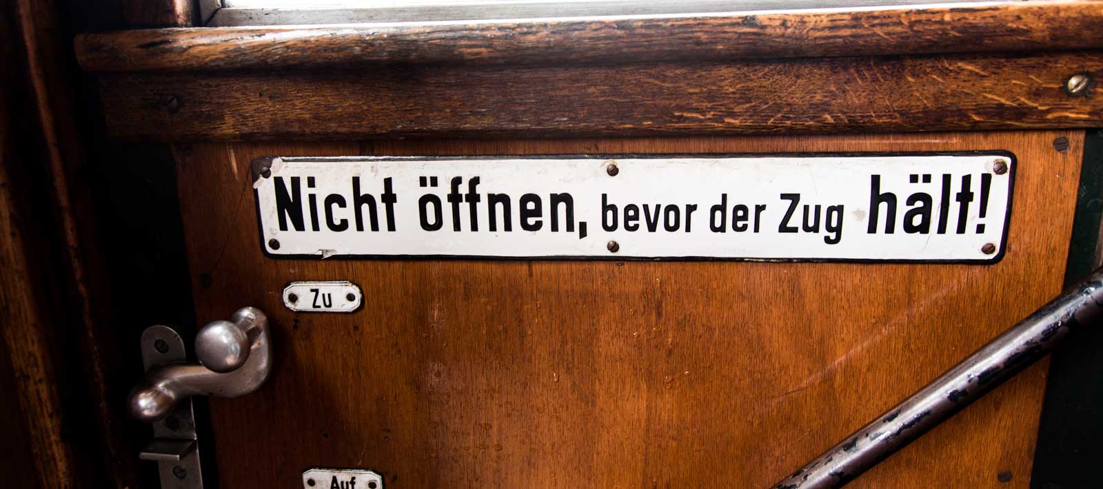 Schild: Nicht öffnen, bevor der Zug hält!