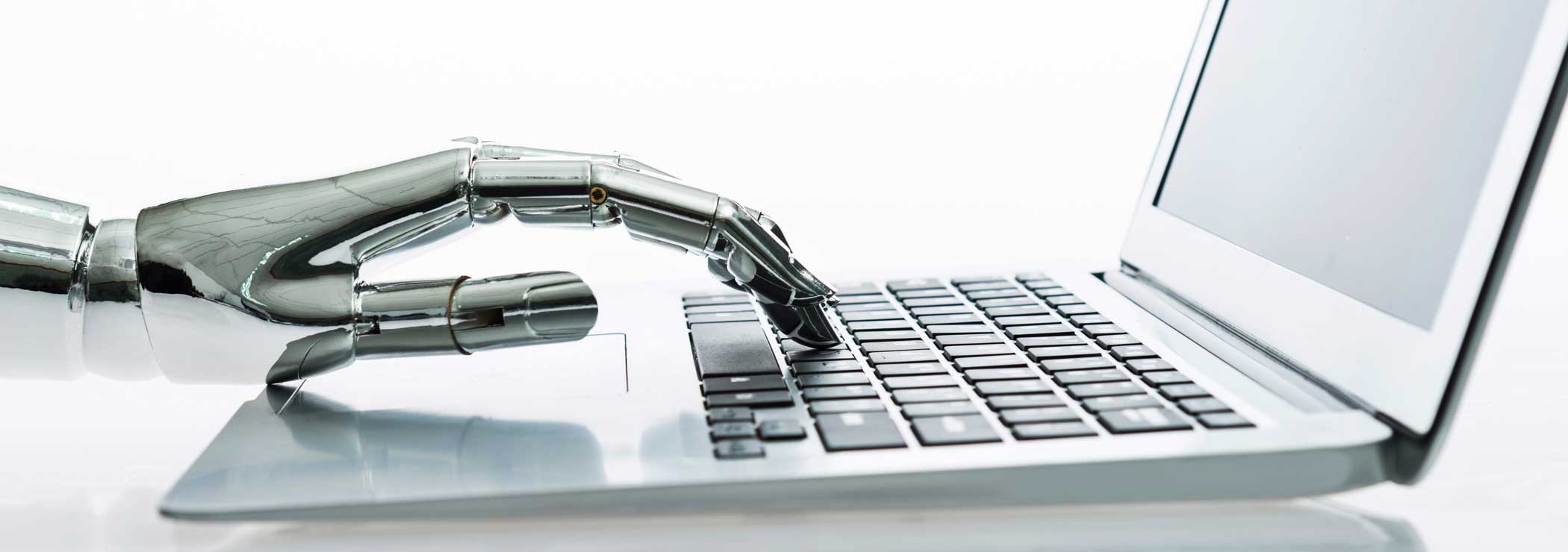 Roboterhand schreibt auf Tastatur