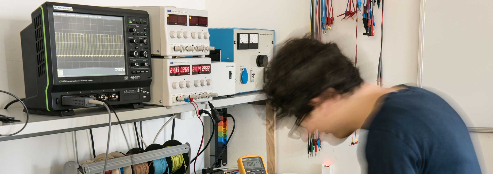 Experiment: Ingenieur beim Ausmessen einer elektronischen Schaltung