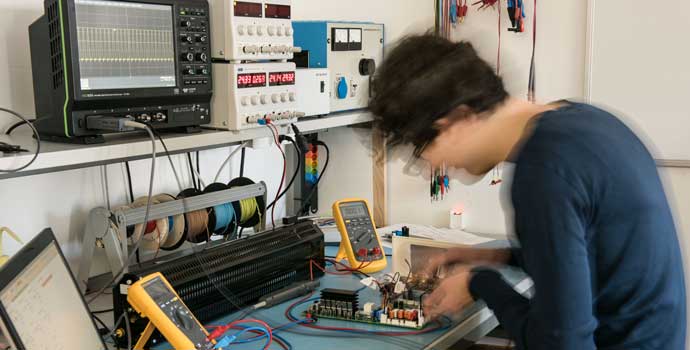 Experiment: Ingenieur beim Ausmessen einer elektronischen Schaltung