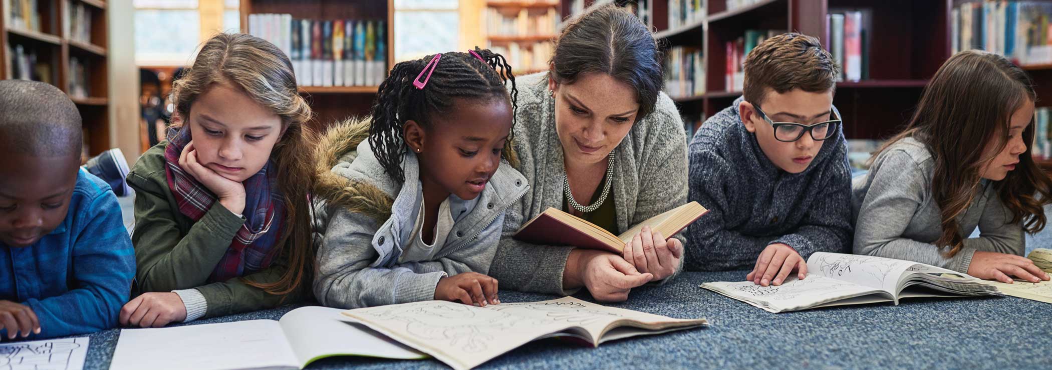 Klasse sucht in Bibliothek nach Antworten