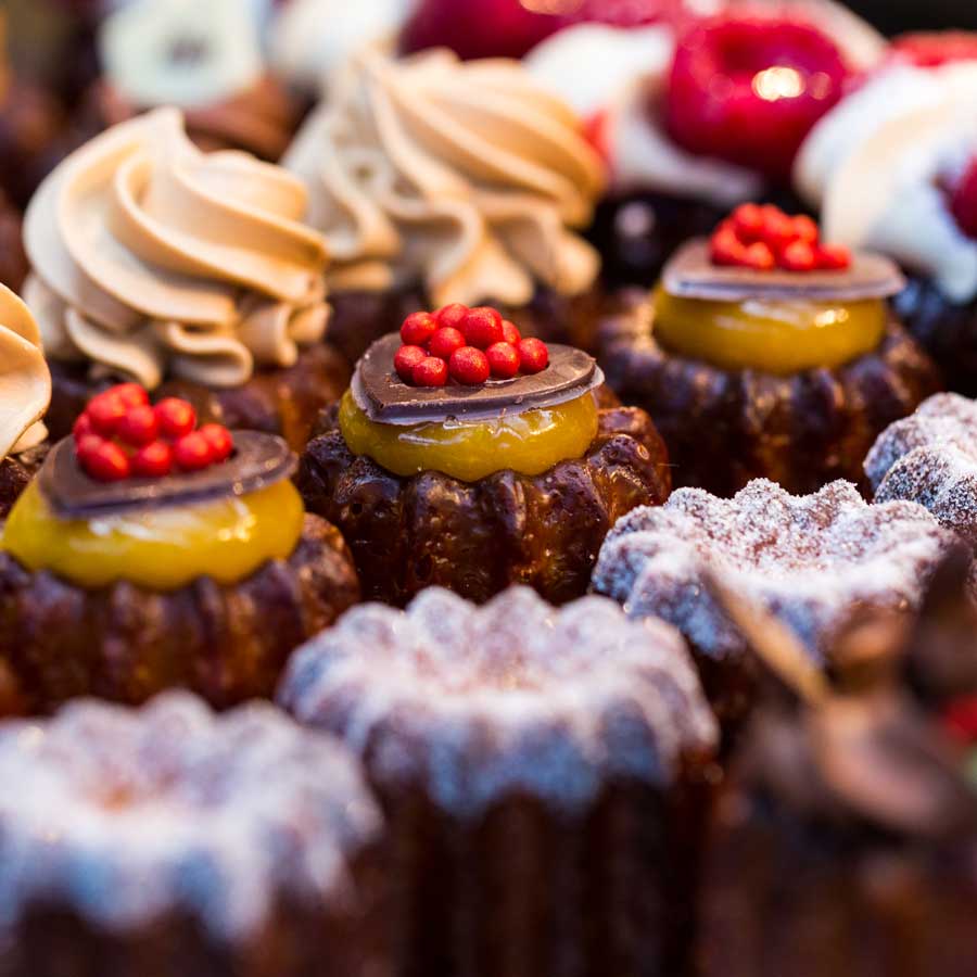 Ein Angebot an verschiedenen Cupcakes