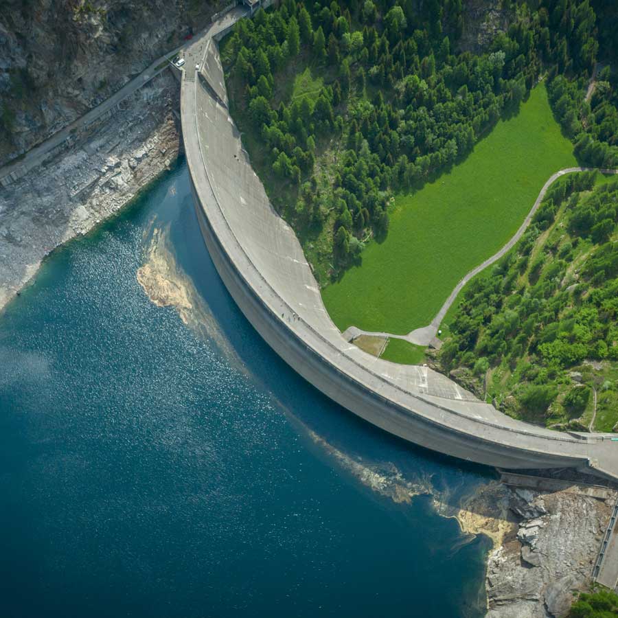 Stausee und Damm von oben