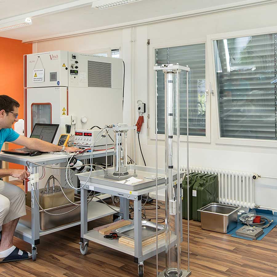 Ingenieure bei Umwelt- und EMV-Messungen im Messlabor