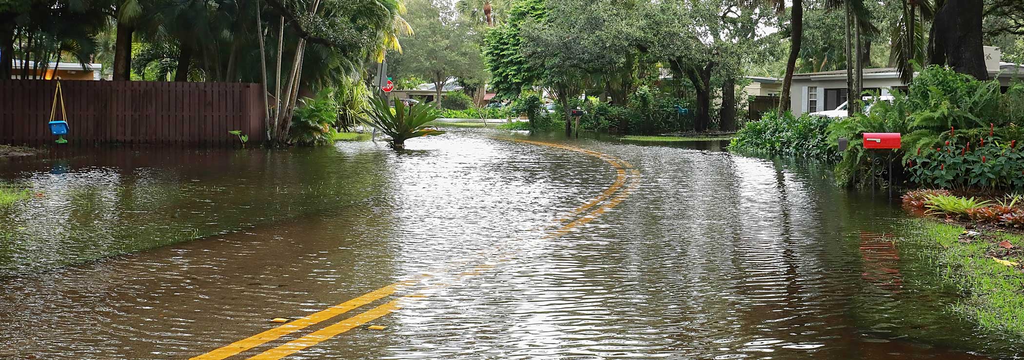 Strasse unter Wasser, Überschwemmung