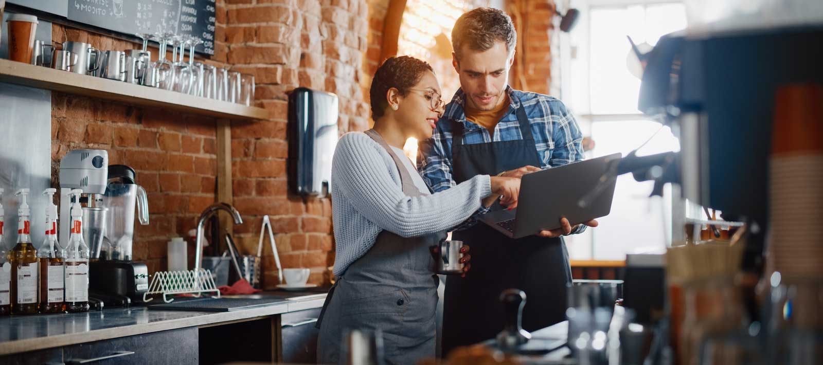 Glückliche Kunden beim Aufsetzen einer Kaffeemaschine