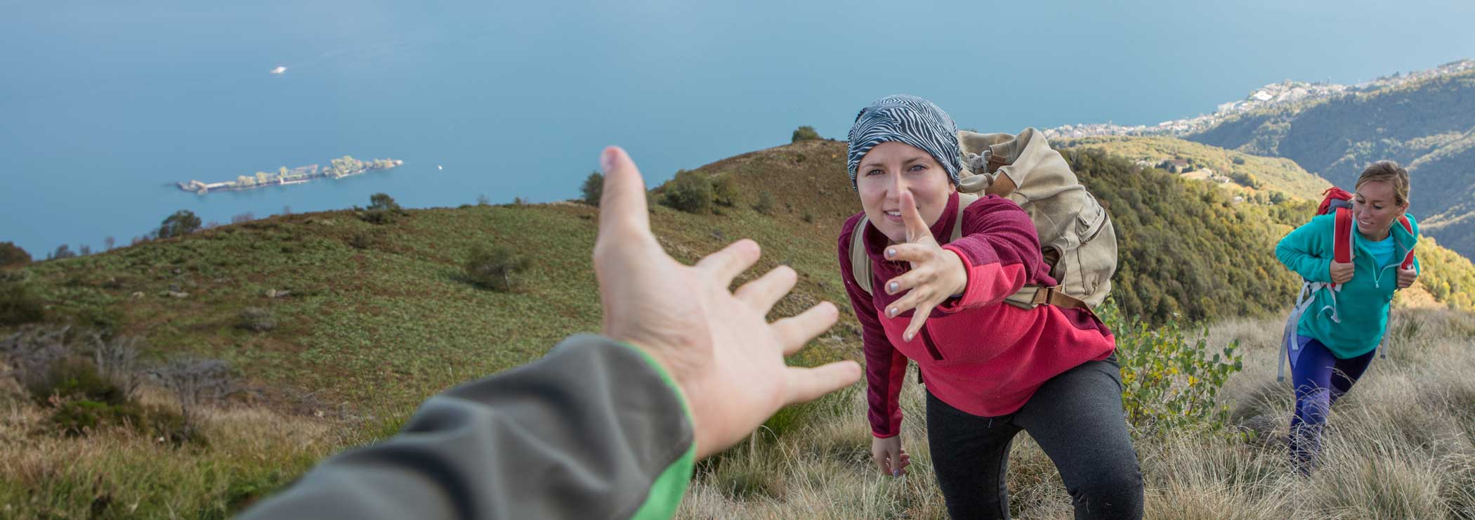 Helfende Hand beim Aufstieg