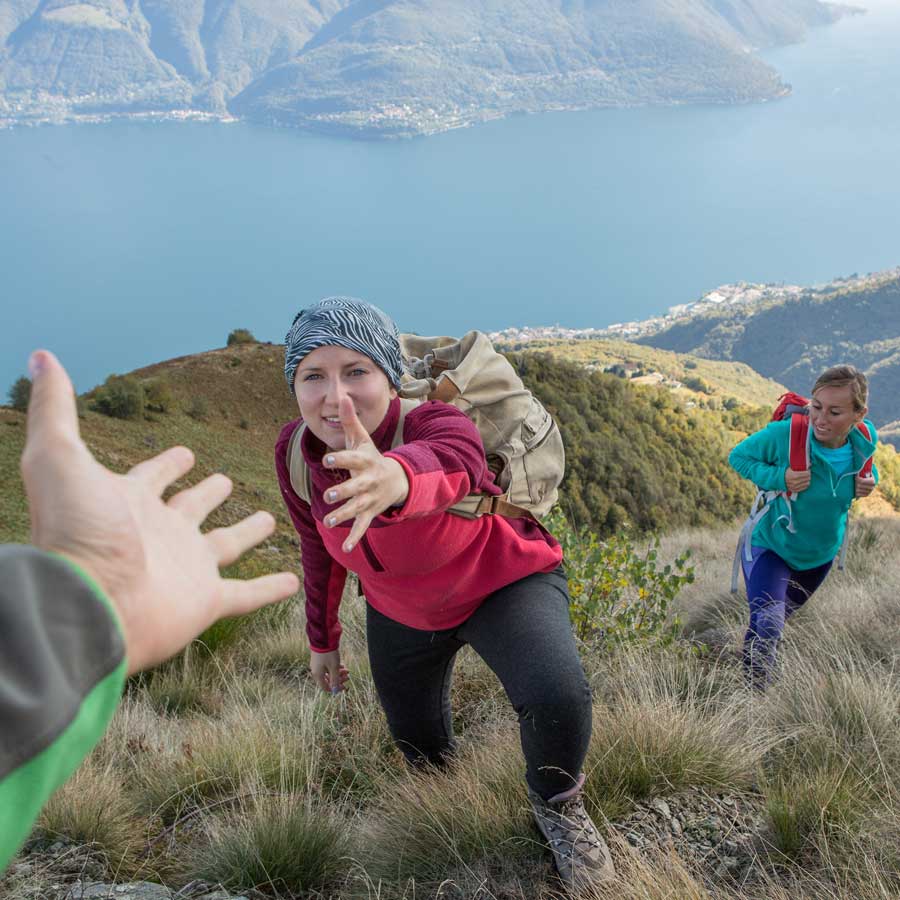 Helfende Hand beim Aufstieg