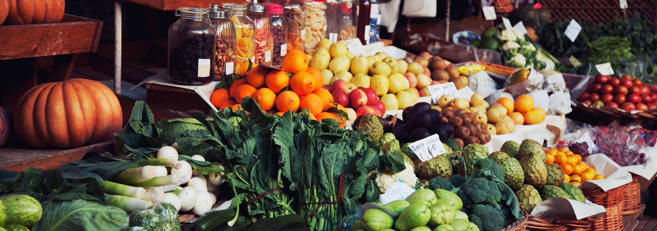 Marktstand mit tropischen Früchten und Gemüsen