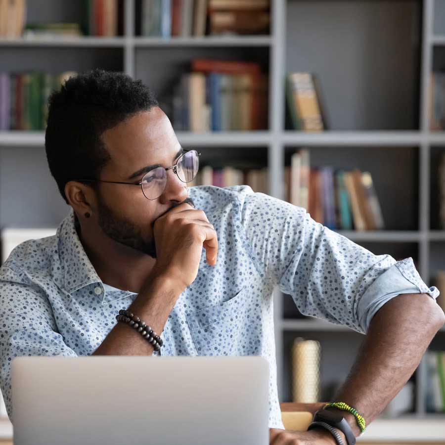 Ein Mann stellt sich Fragen