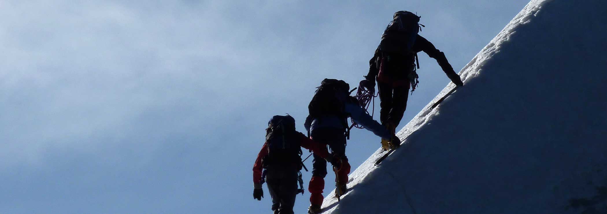 Drei Bergsteiger am kurzen Seil