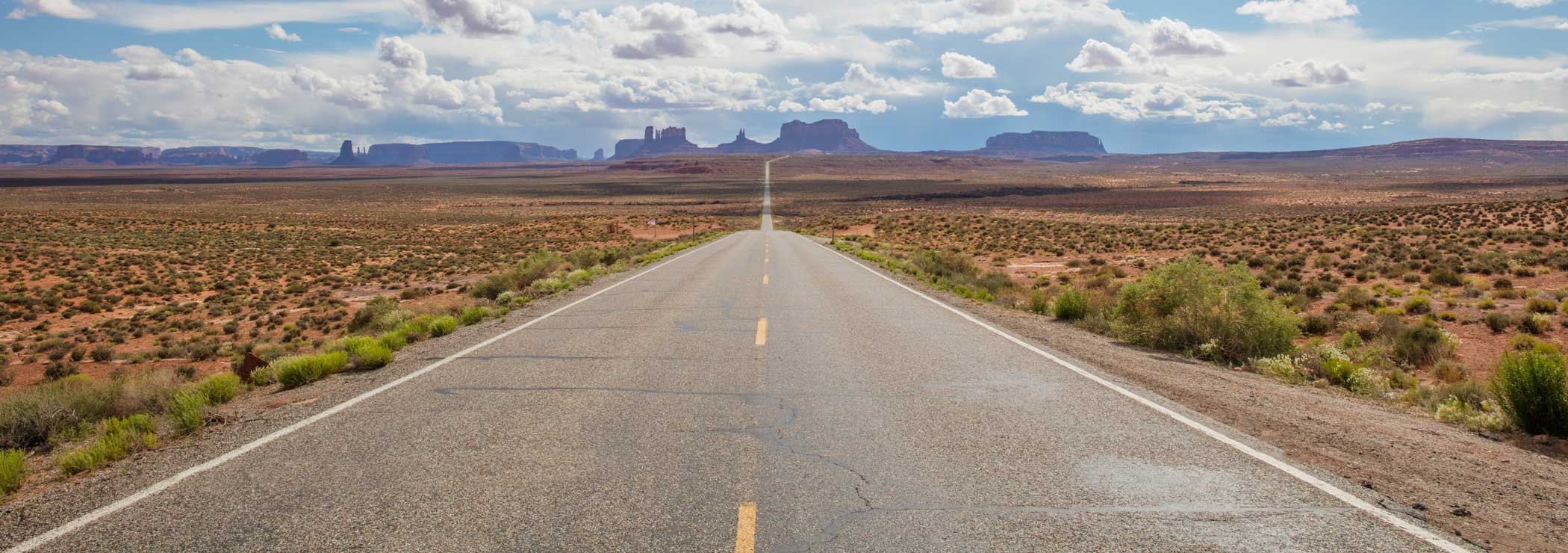 Strasse, die zum Horizont immer schmaler wird