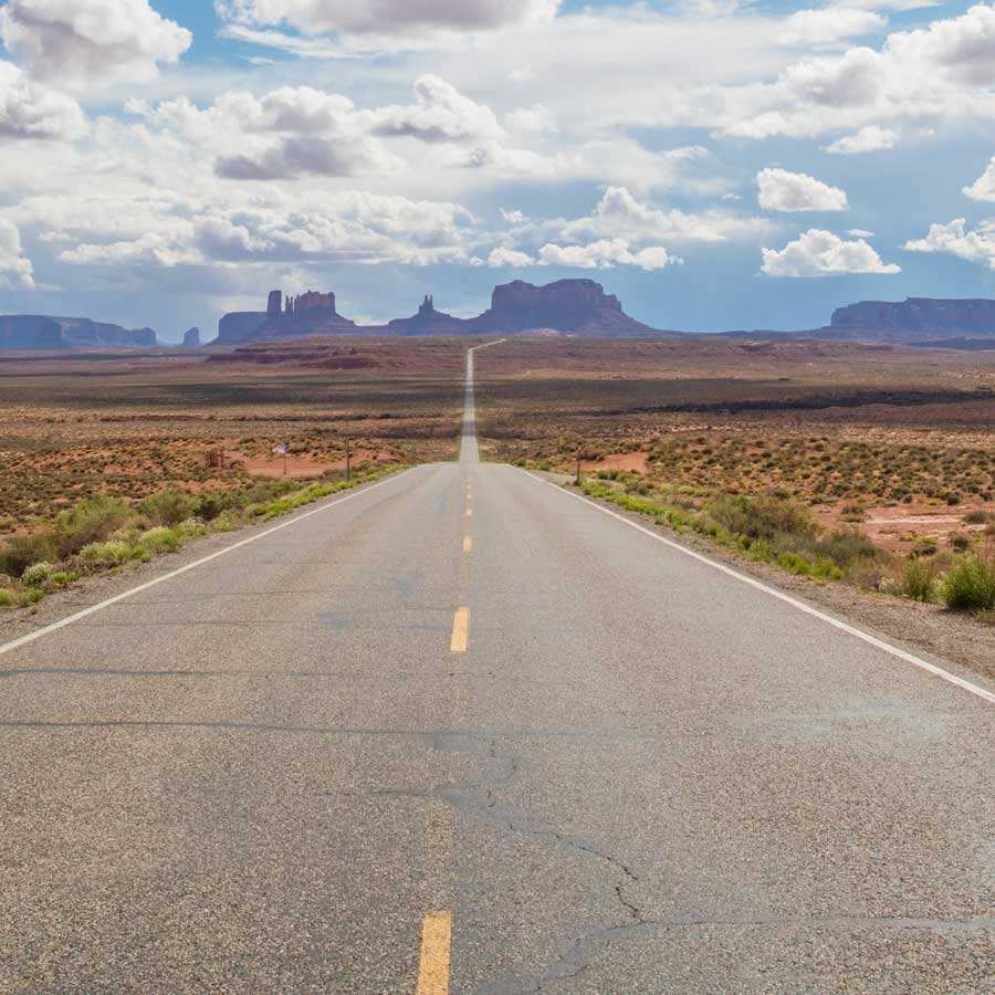 Strasse, die zum Horizont immer schmaler wird