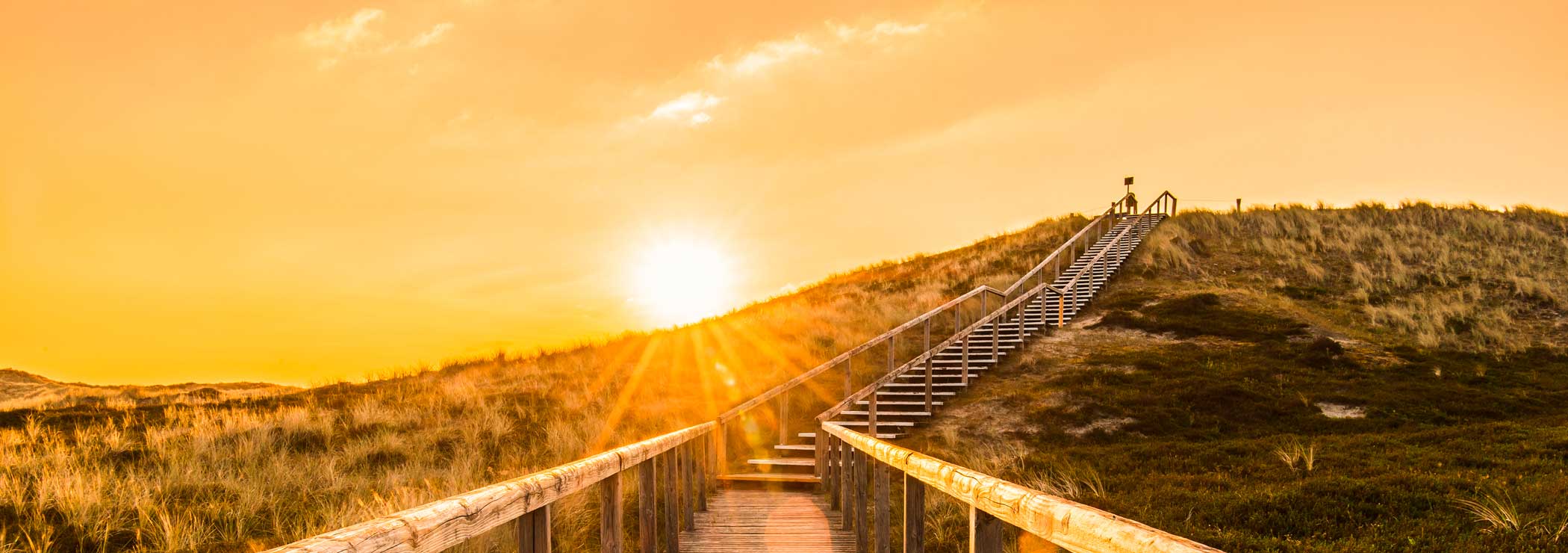 Treppe am Strand mit Sonnenuntergang