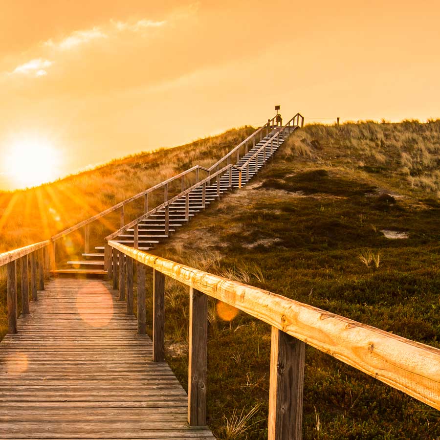 Treppe am Strand mit Sonnenuntergang