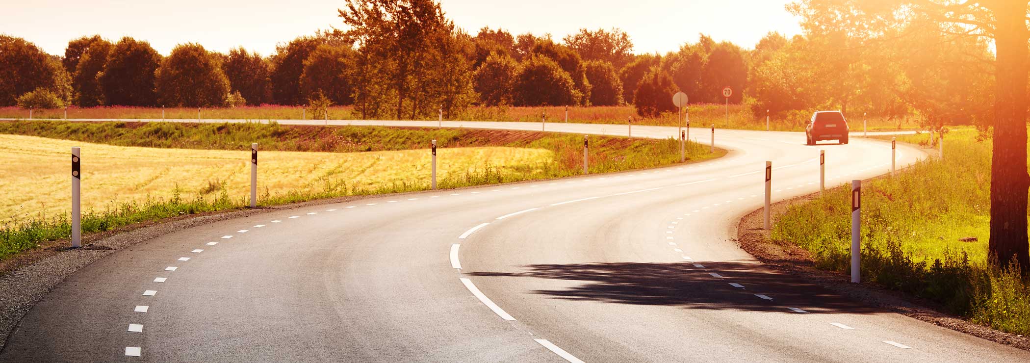 Auto auf Strasse, Sonnenuntergang