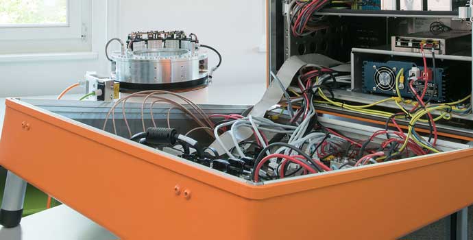 Flugtestinstrumentierung: orange Elektronikbox mit Mess- und Aufzeichnungsgeräten für Flugtests